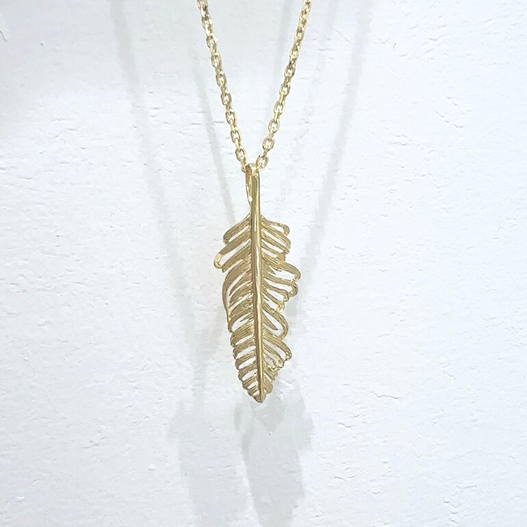 ペンを拾うお姉さんオリジナルブランド フェザーペンダント(ゴールド) セレクトジュエリーショップ LUCIRK静岡店